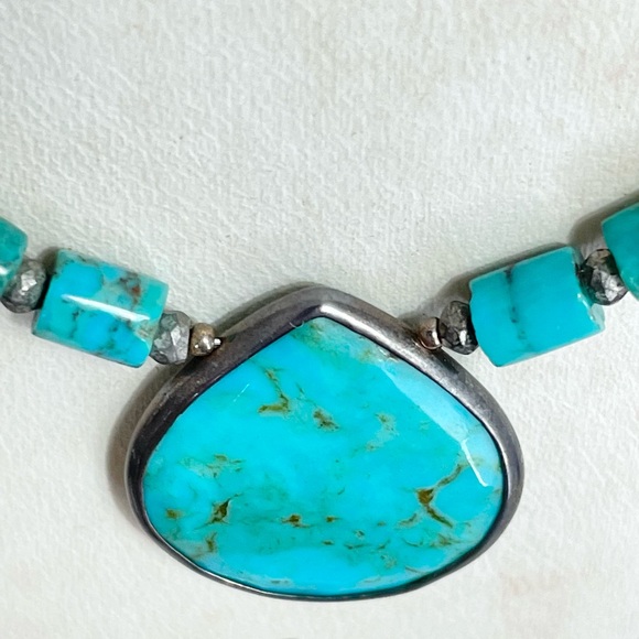Turquoise and shell Heishi necklace with turquoise pendant - Picture 3 of 9